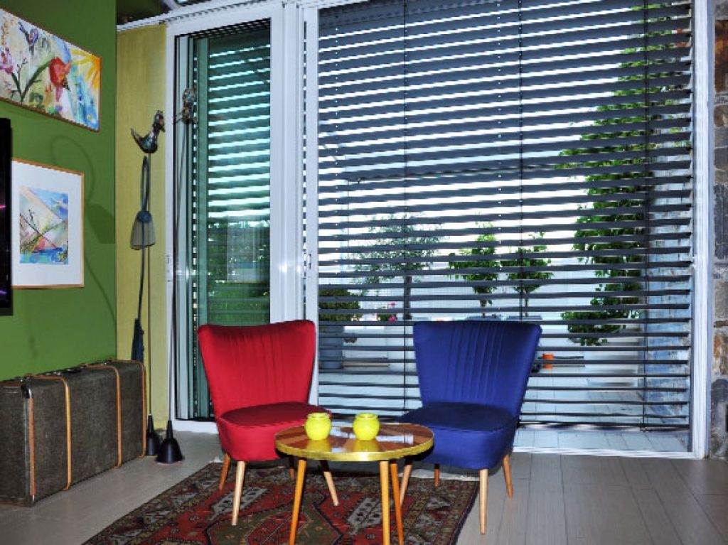 e80s19___idiotis_petroupoli